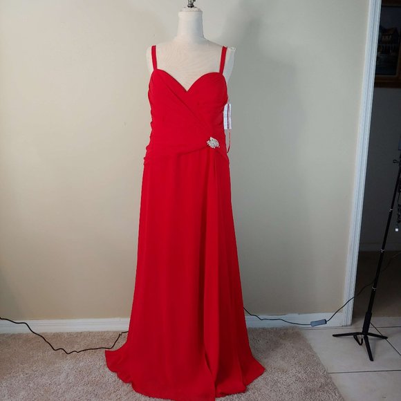 (22)  NWOT Faviana Red Formal Gown in Size 20W  S9252 - Picture 5 of 5